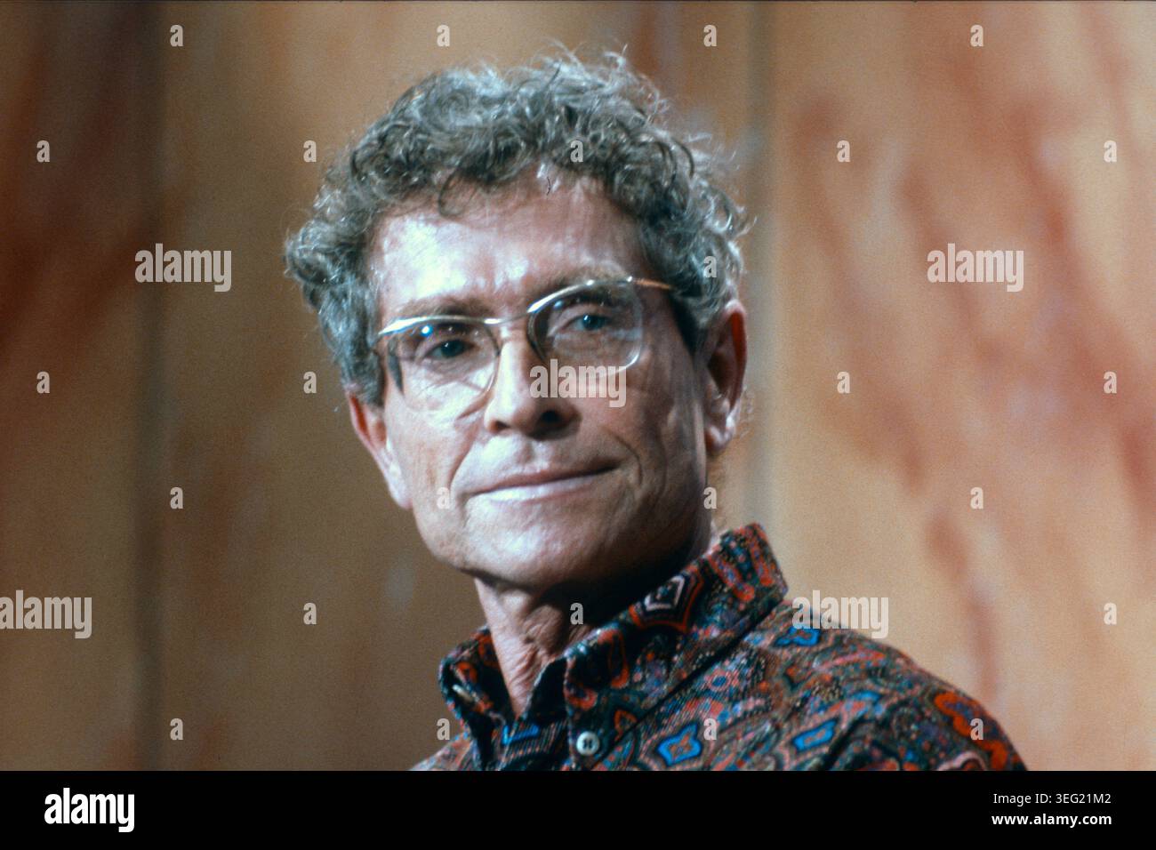 Darry Cowl dans les années 90 sur scène au studio rtbf | L'acteur Darry Cowl sur un plateau de la RTBF dans les années 1990 Banque D'Images