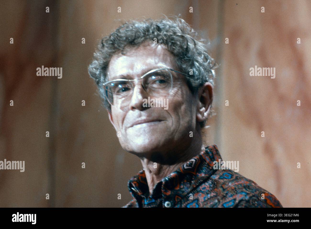 Darry Cowl dans les années 90 sur scène au studio rtbf | L'acteur Darry Cowl sur un plateau de la RTBF dans les années 1990 Banque D'Images