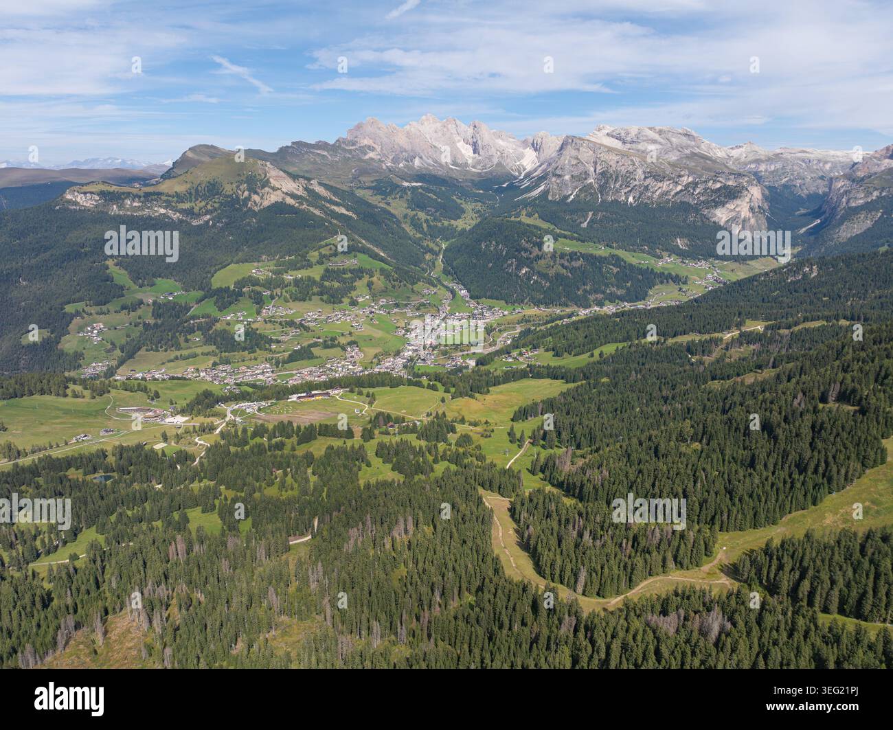 Village de Santa Cristina dans la vallée de Val Gardena. Tyrol du Sud. Italie. Photo aérienne. Banque D'Images