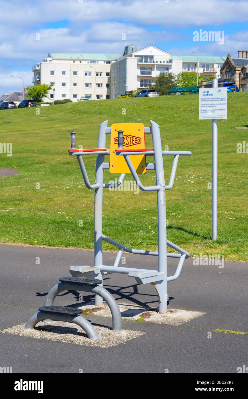 Un Wicksteed Step Box Multi-Gym fait partie d'un gymnase extérieur, Largs, North Ayrshire, Écosse, Royaume-Uni Banque D'Images