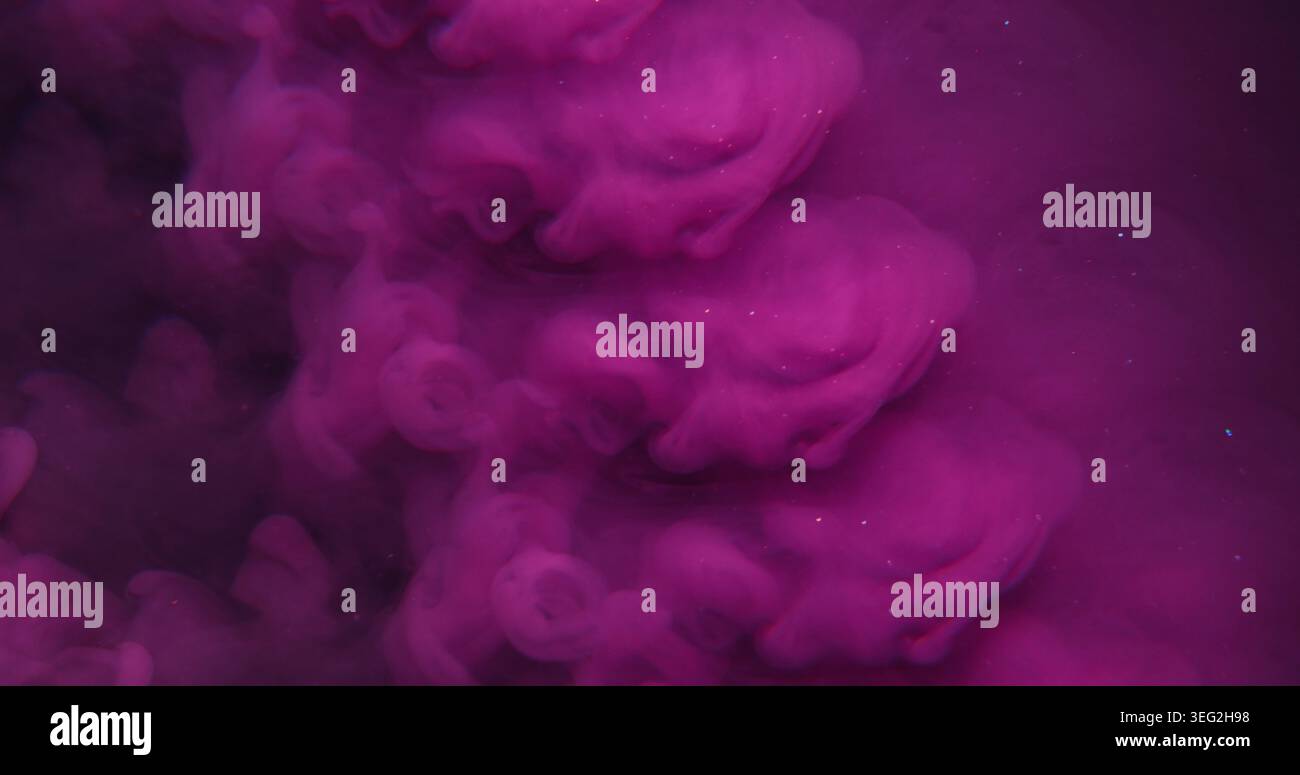 Flux de peinture. Fumez de l'eau. Flou lilas violet couleur paillettes tourbillonnant texture de brume liquide flottant sur fond créatif acrylique abstrait. Banque D'Images