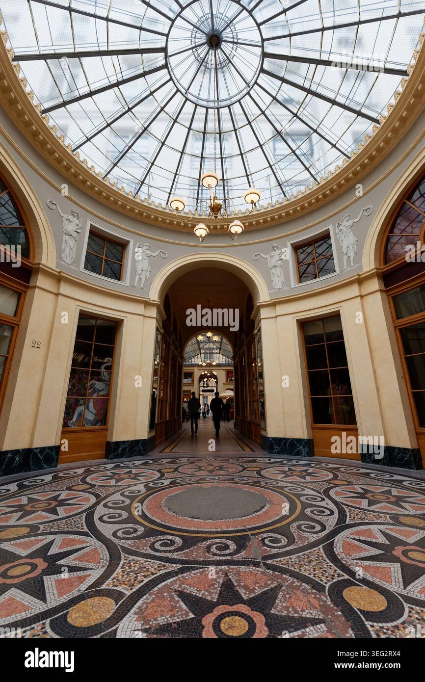 Paris , France -16 mai 2026 : intérieur à couper le souffle de la Galerie Vivienne historique dans le centre de Paris, avec sa magnifique rotonde en dôme de verre, Banque D'Images