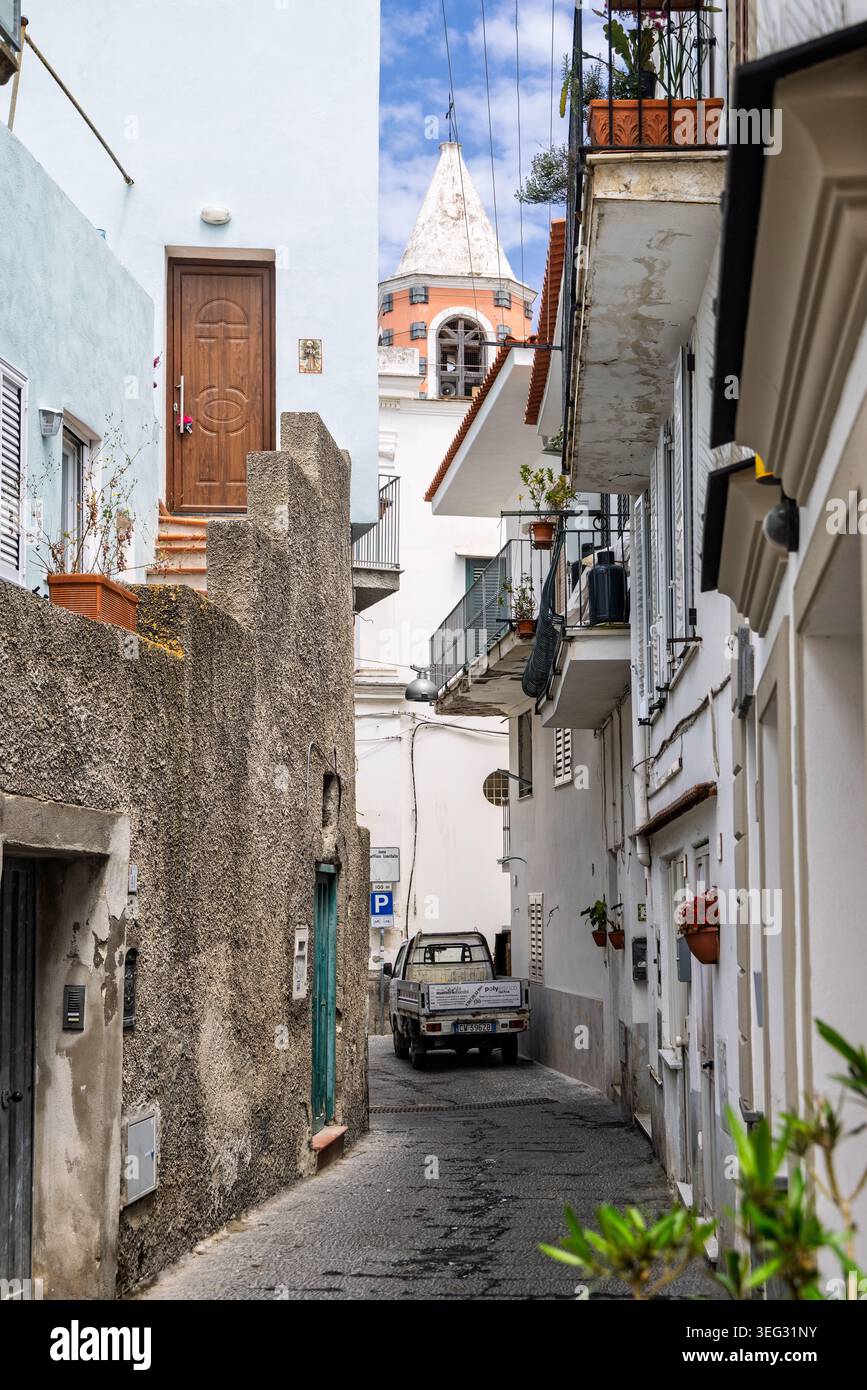 Tour de l'église regardant au-dessus des toits d'une ruelle étroite dans Central Forio, Ischia, Italie le 30 avril 2026 Banque D'Images