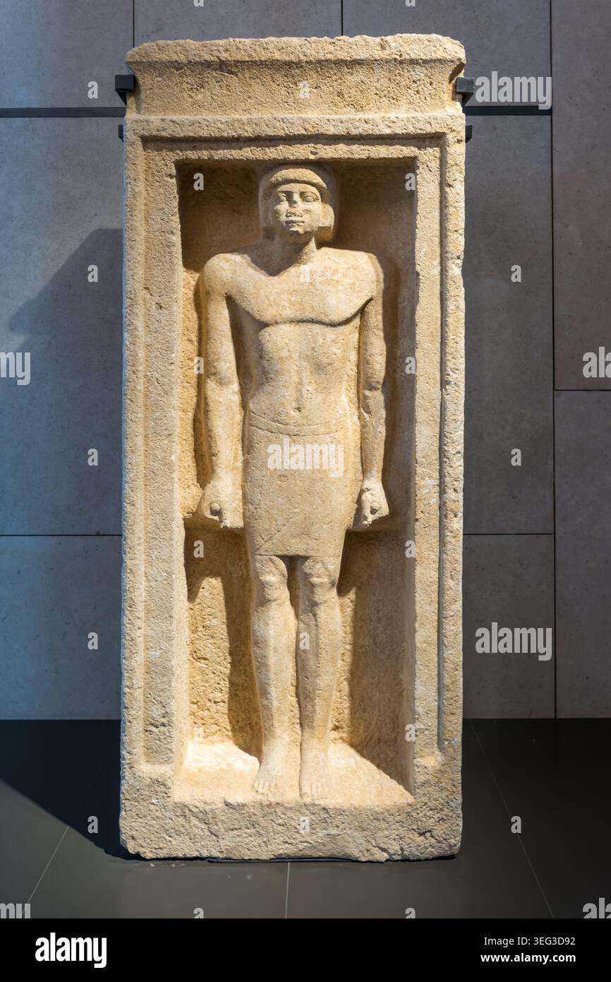 Statue de naos calcaire de figure masculine debout dans la niche du sanctuaire, 5ème dynastie, Abousir, ancien Empire, Grand Musée égyptien, Gizeh, Égypte Banque D'Images
