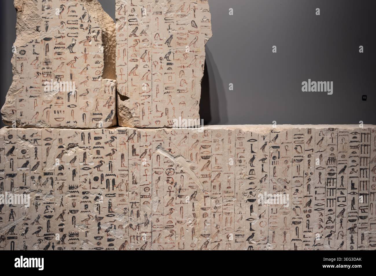 Blocs de calcaire du complexe pyramidal de la reine Udjebten inscrits avec des textes pyramidaux hiéroglyphiques peints en noir et rouge, vie dynastie, Grande Egyptie Banque D'Images
