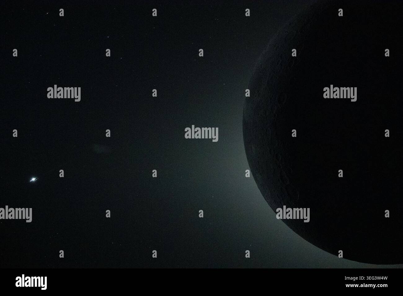 Une vue rapprochée depuis la sonde Orion lors du survol lunaire de l'équipage d'Artemis II le 6 avril 2026, capture une éclipse solaire totale, avec seulement une partie de la Lune visible dans le cadre alors qu'elle obscurcit complètement le Soleil. Nous voyons un halo lumineux autour du disque lunaire sombre. La communauté scientifique étudie si cet effet est dû à la couronne, à la lumière zodiacale ou à une combinaison des deux. L'éclat argenté brillant sur le bord gauche de l'image est la planète Vénus. 6 avril 2026 une version optimisée à haute résolution d'une image originale de la NASA : crédit : NASA Banque D'Images