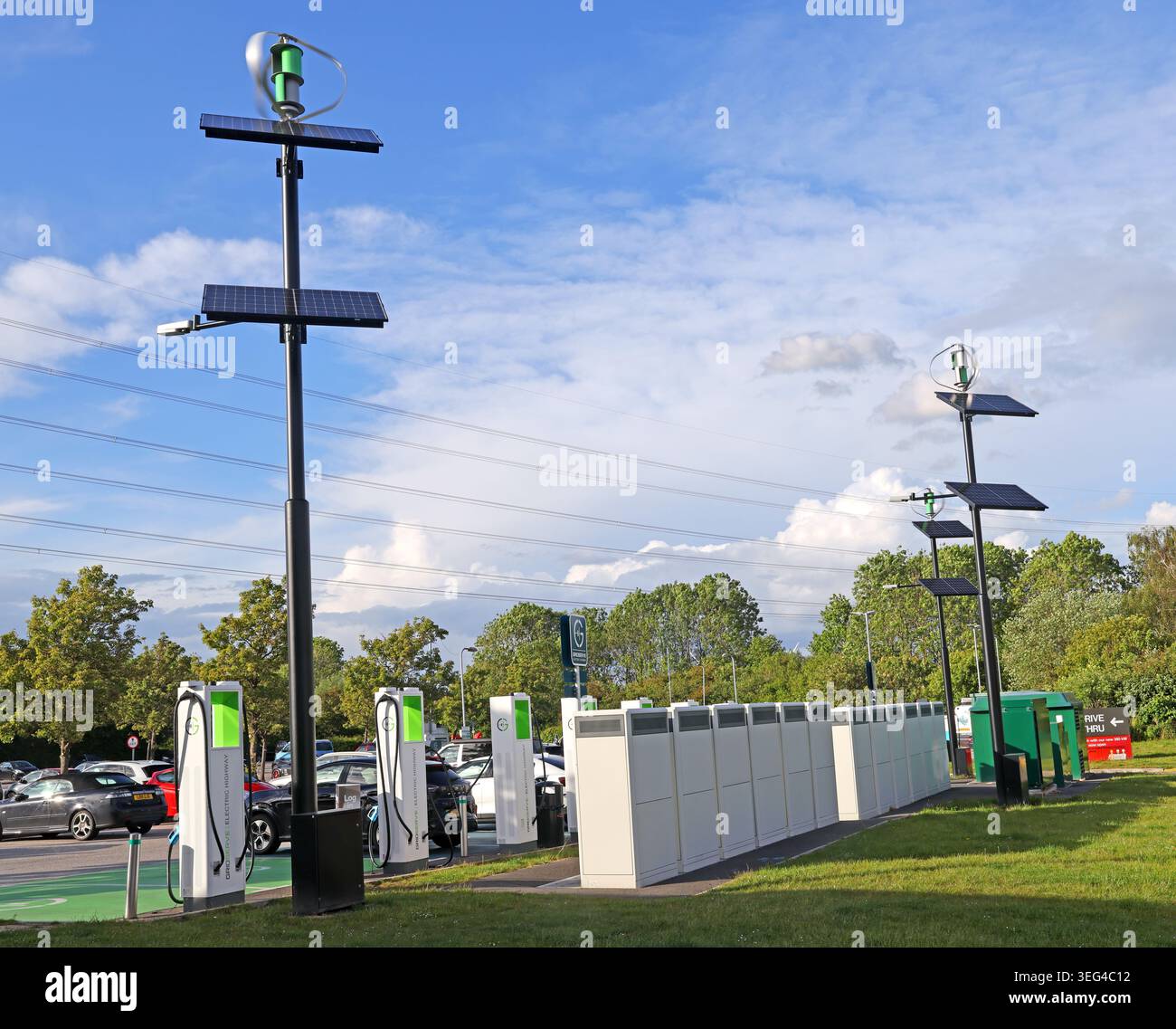 Chargeurs GRIDSERVE EV chez Moto Chester M56 services avec panneaux solaires et petites éoliennes ci-dessus, soulevant des questions de greenwash Banque D'Images
