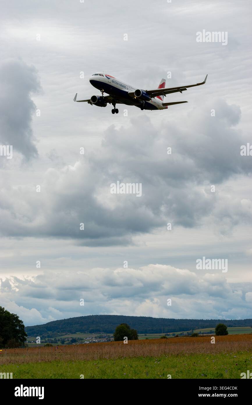 Zurich, Suisse, le 14 septembre 2024 un Airbus A320-232 G-EUYT British Airways atterrit sur la piste 14 par temps nuageux Banque D'Images