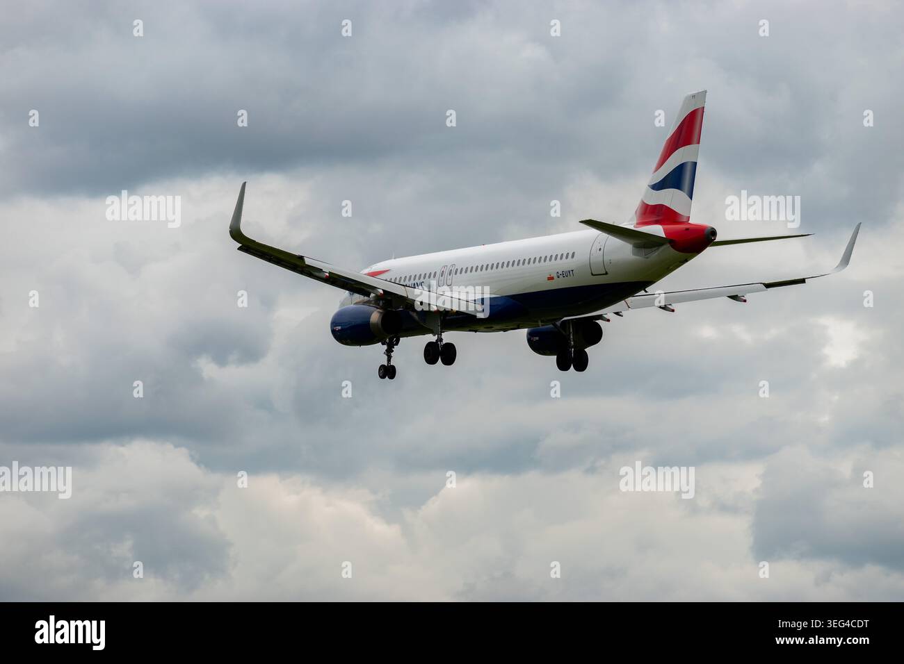 Zurich, Suisse, le 14 septembre 2024 un Airbus A320-232 G-EUYT British Airways atterrit sur la piste 14 par temps nuageux Banque D'Images