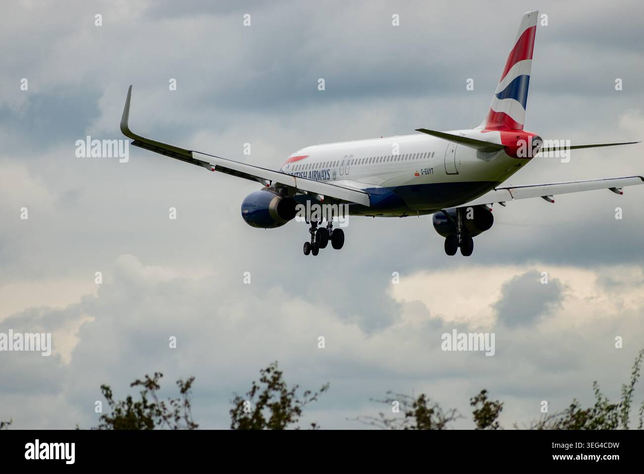 Zurich, Suisse, le 14 septembre 2024 un Airbus A320-232 G-EUYT British Airways atterrit sur la piste 14 par temps nuageux Banque D'Images