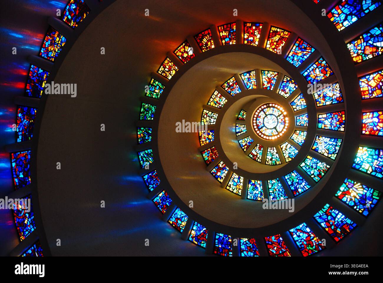 Les vitraux colorés forment une séquence de Fibonacci à la Thanks Giving Chapel de Dallas Banque D'Images