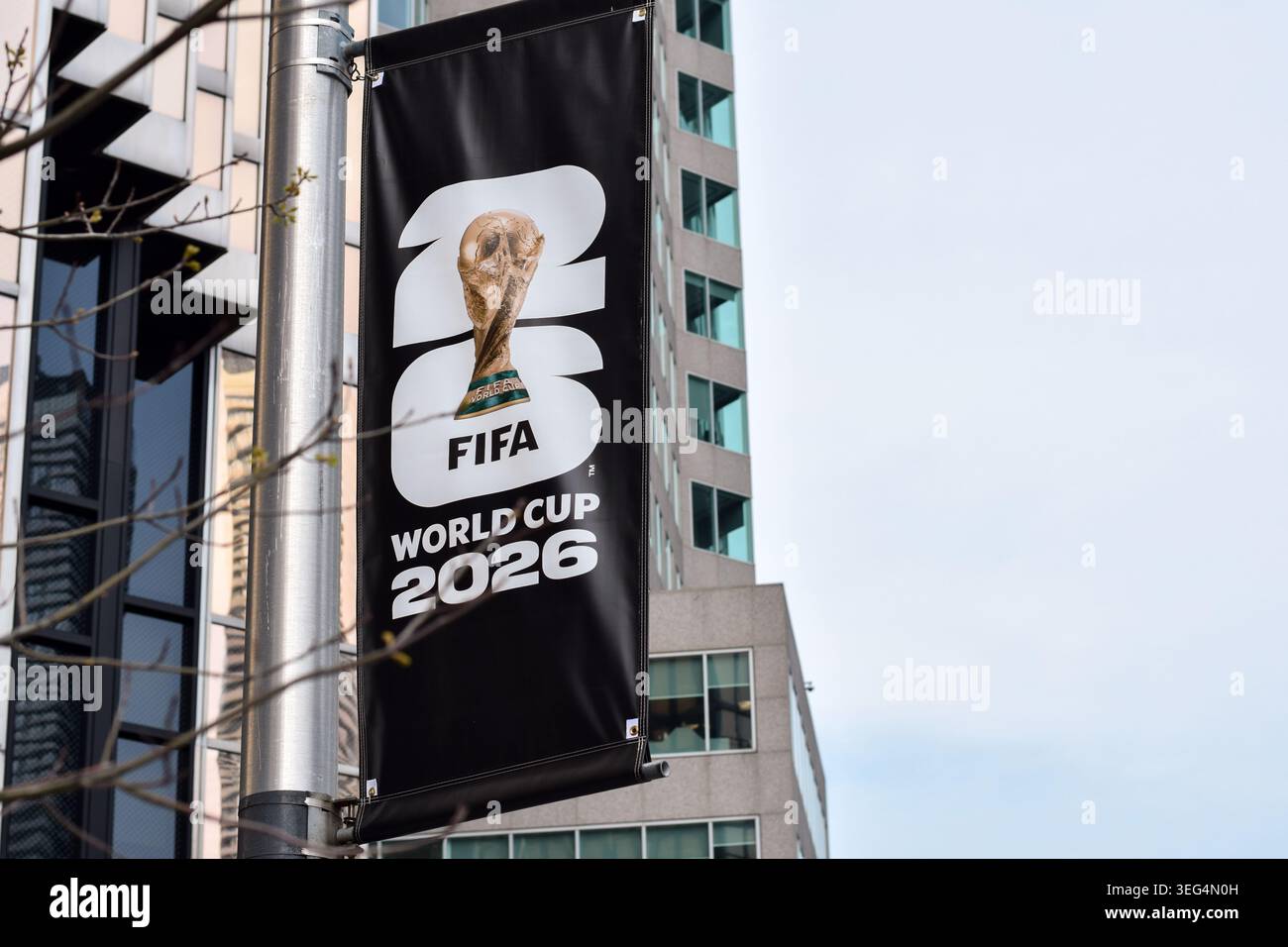 Toronto, Ontario, Canada - 17 mai 2026 : bannière verticale en gros plan faisant la promotion de la Coupe du monde de la FIFA 2026 attachée au poteau de rue dans le centre-ville urbain avec mod Banque D'Images