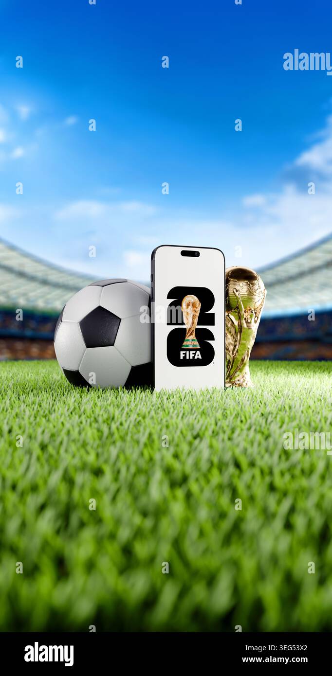 ROSARIO, ARGENTINE - 24 AVRIL 2026 : téléphone portable avec le logo de la Coupe du monde de la FIFA 2026 sur herbe verte d'un stade de football moderne avec trophée et balle. Vert Banque D'Images