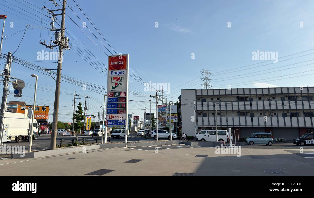 Kasukabe, Saitama, Japon avril 28,2026 une station-service ENEOS EneJet dotée d'un dépanneur Seven-Eleven combiné avec un affichage numérique des prix du carburant Banque D'Images