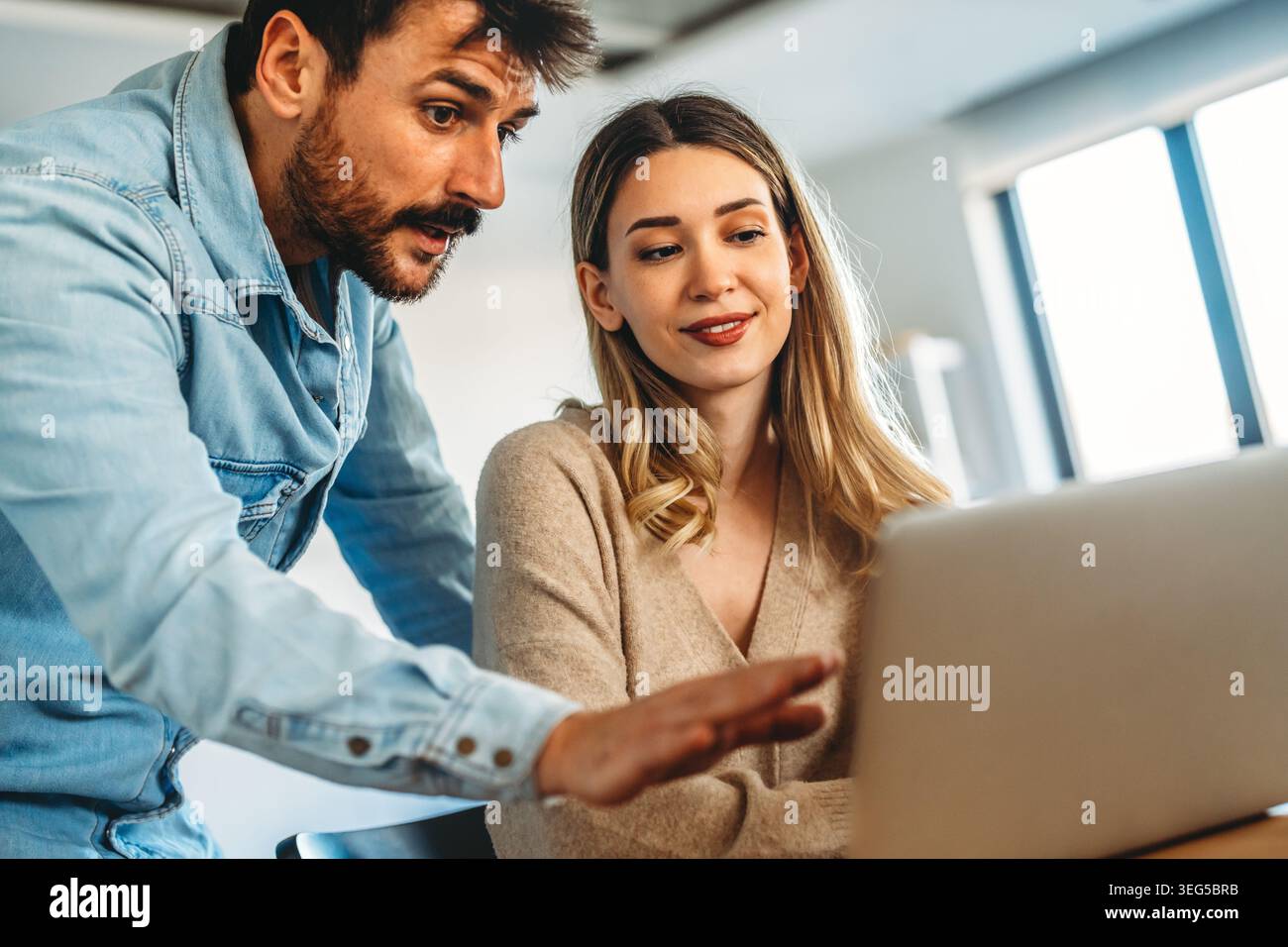 Un couple heureux et multinational qui sont des nomades numériques et travaillent dans un pays différent chaque mois Banque D'Images