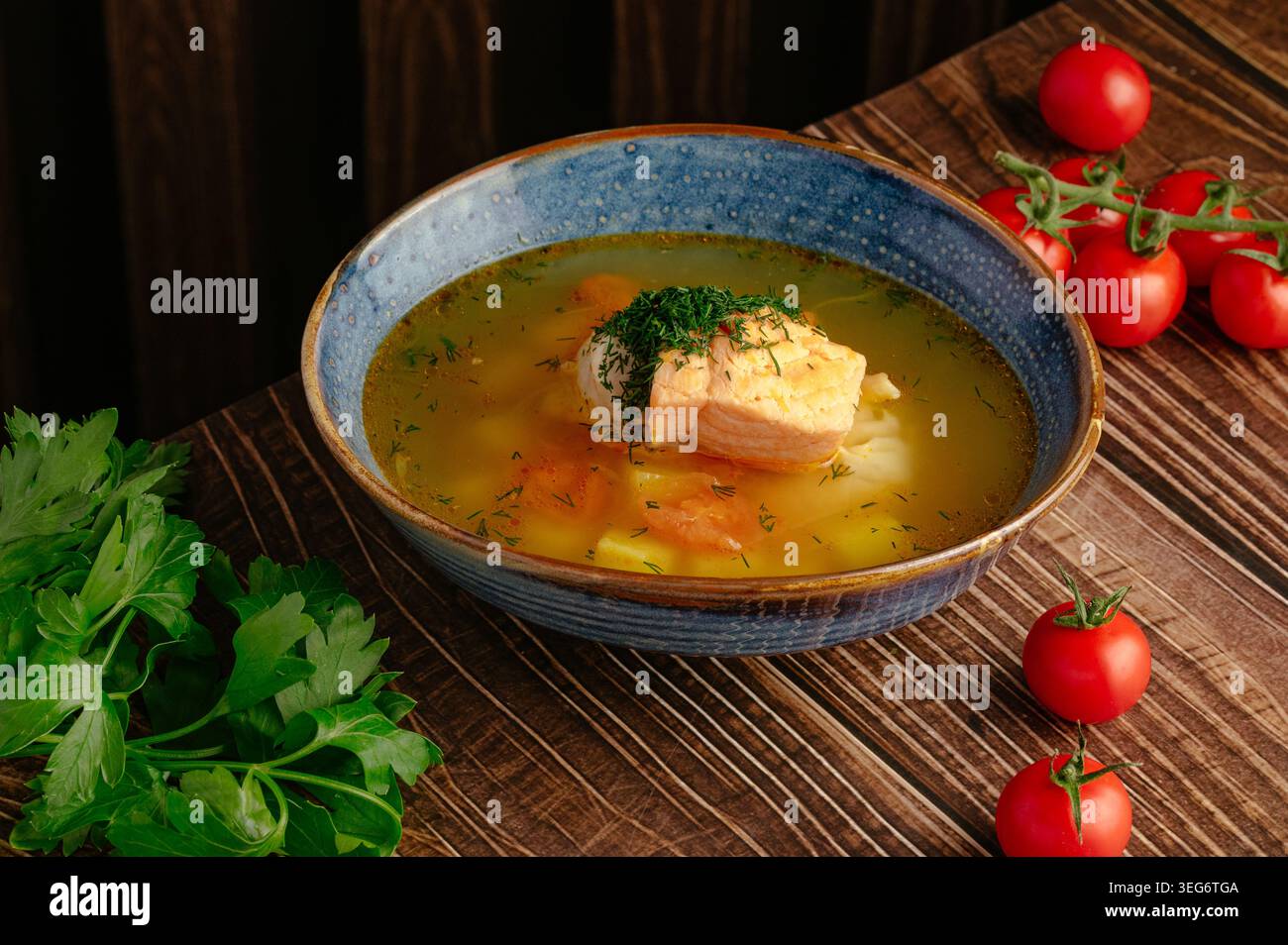 Bol de soupe de poisson saumon avec aneth sur une table Banque D'Images