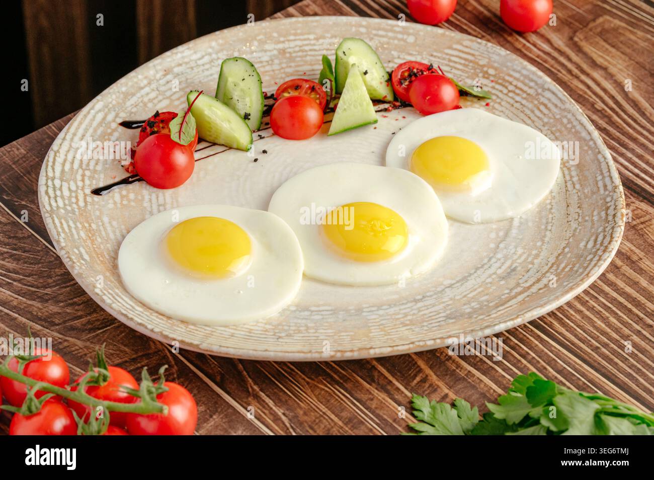 Oeufs frits plaqués avec des légumes frais pour le petit déjeuner Banque D'Images