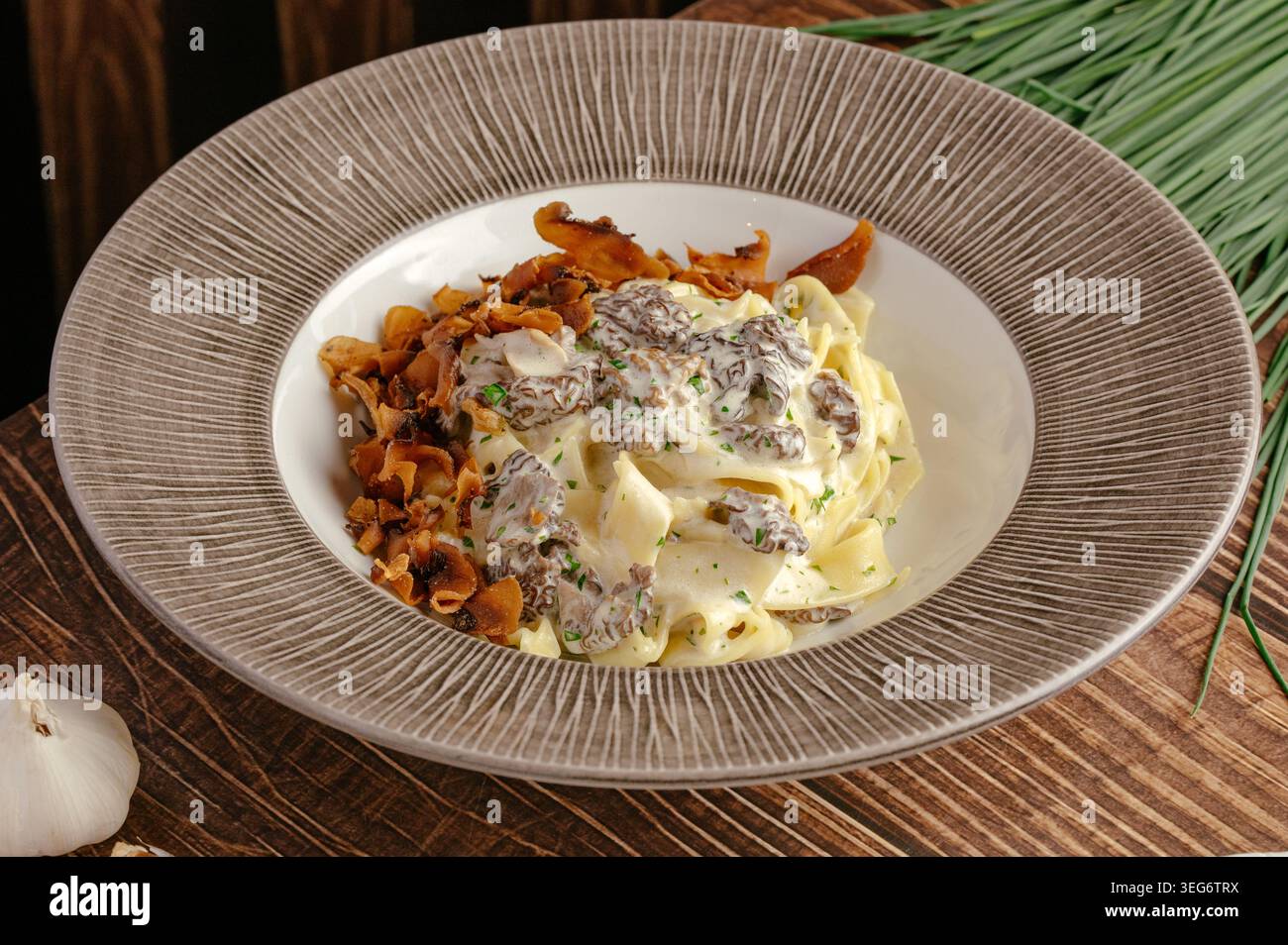 Pâtes pappardelle gourmandes aux champignons morilles Banque D'Images
