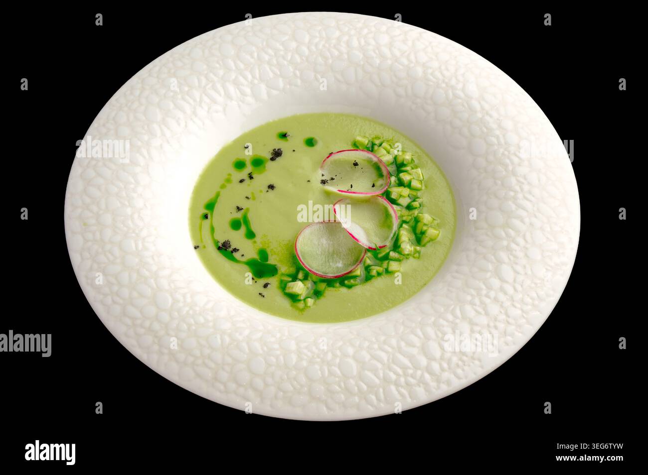 Élégant bol de soupe à la crème verte sur noir Banque D'Images