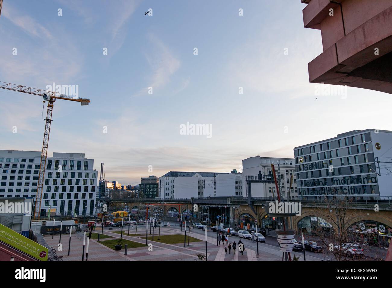 Vue panoramique sur une place animée de Berlin en Allemagne Banque D'Images