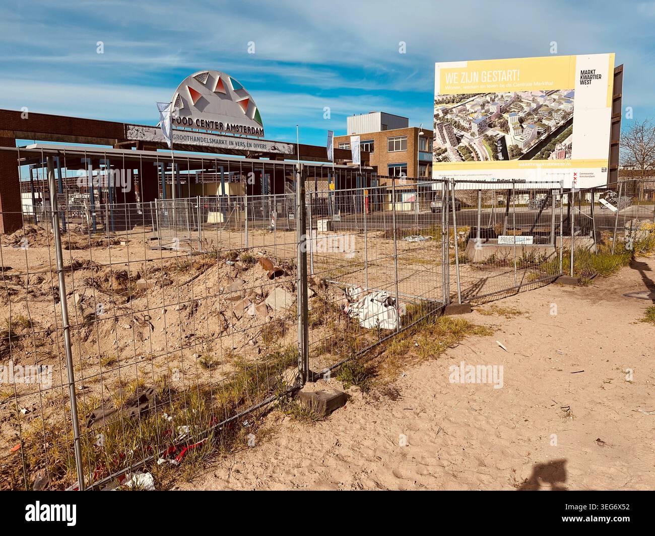Chantier à Amsterdam. Destruction des anciens blocs de logement. Développement de logements urbains. Amsterdam, pays-Bas - Image de stock capturée avec un smartphone