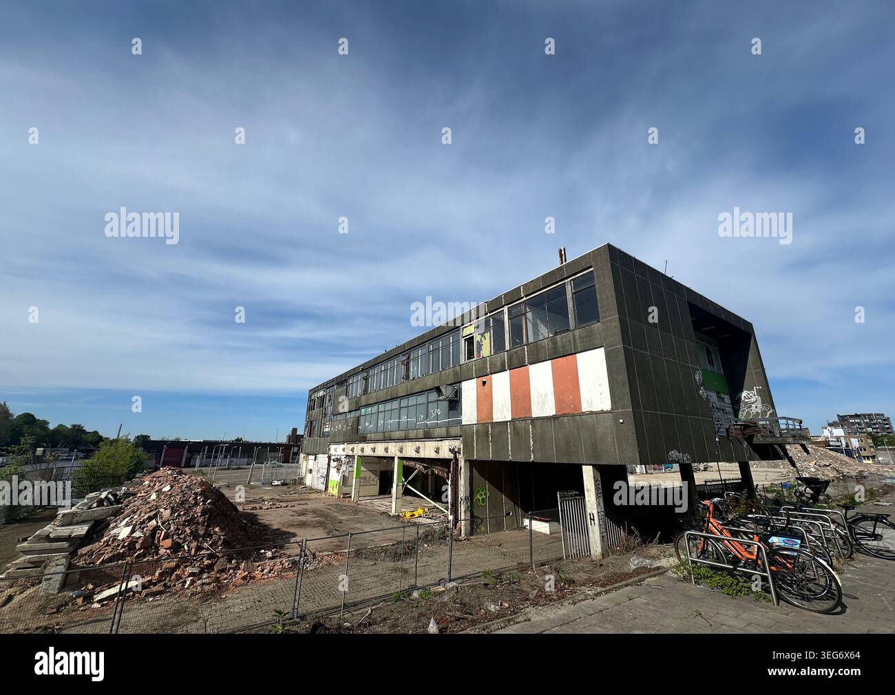 Chantier à Amsterdam. Destruction des anciens blocs de logement. Développement de logements urbains. Amsterdam, pays-Bas - Image de stock capturée avec un smartphone