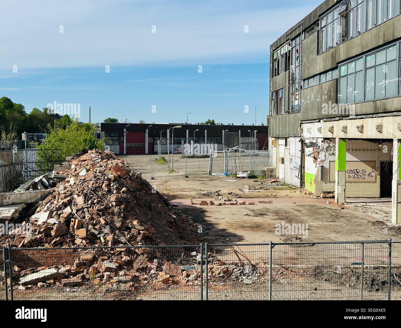 Chantier à Amsterdam. Destruction des anciens blocs de logement. Développement de logements urbains. Amsterdam, pays-Bas - Image de stock capturée avec un smartphone
