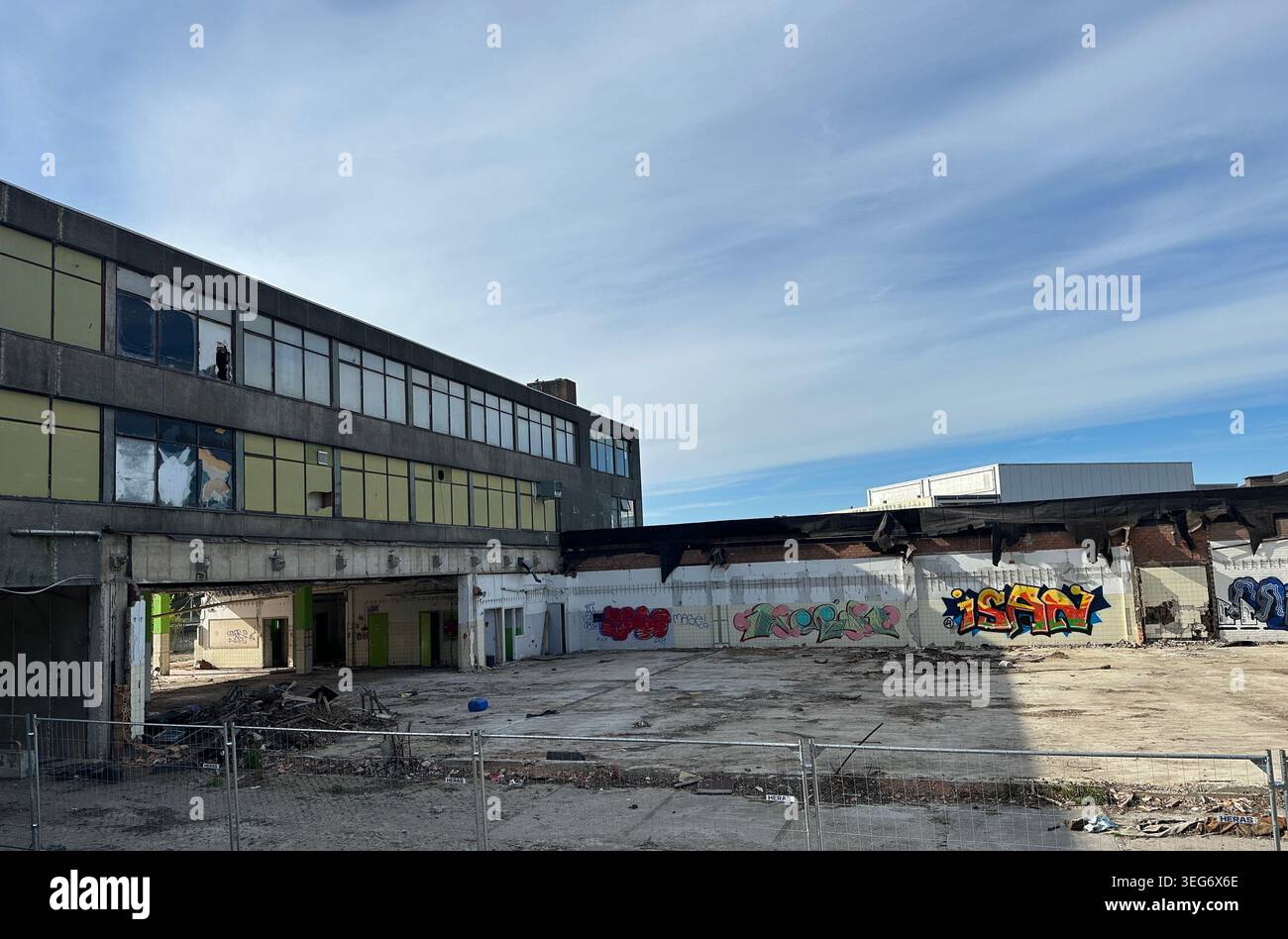Chantier à Amsterdam. Destruction des anciens blocs de logement. Développement de logements urbains. Amsterdam, pays-Bas - Image de stock capturée avec un smartphone