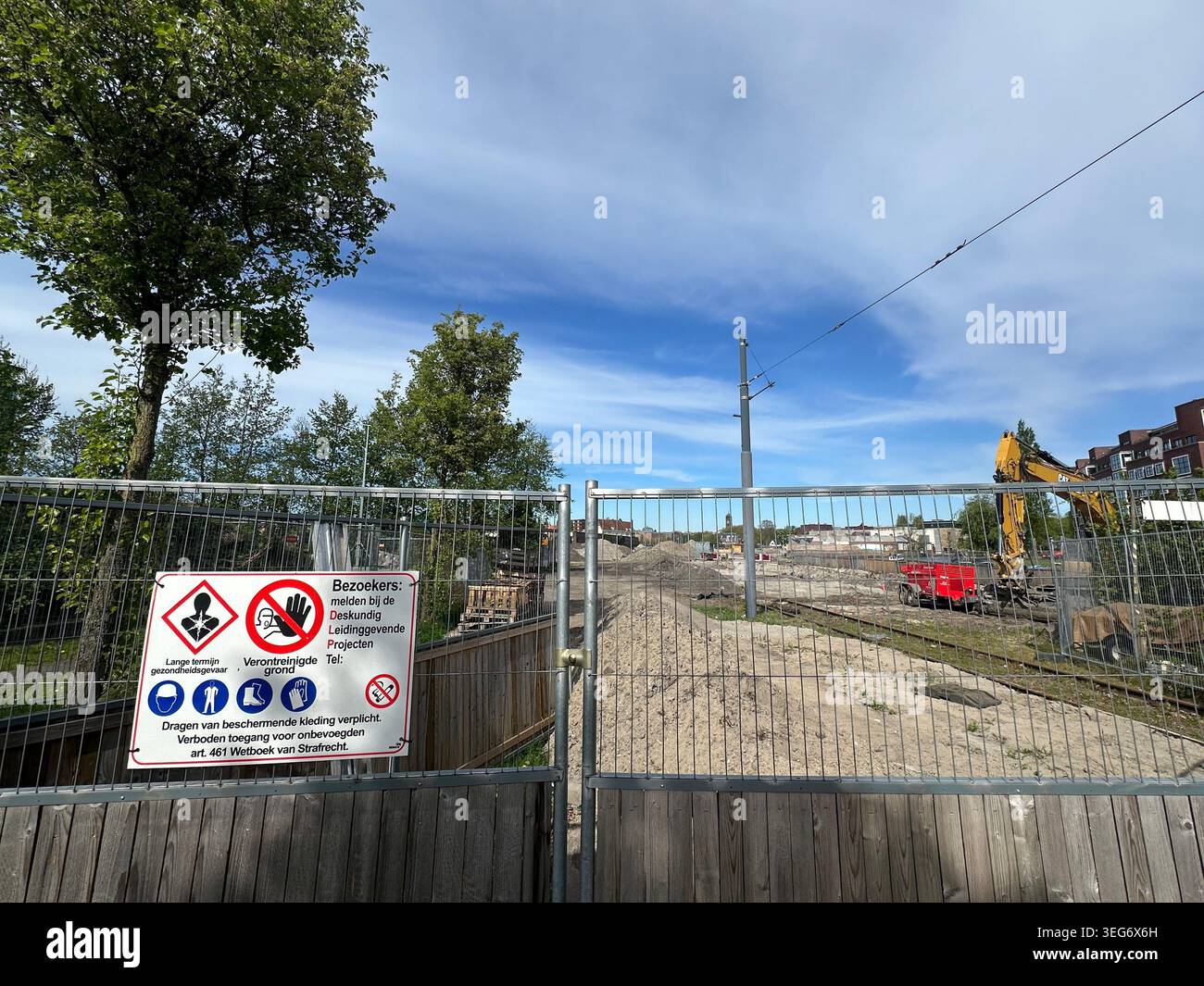 Chantier à Amsterdam. Destruction des anciens blocs de logement. Développement de logements urbains. Amsterdam, pays-Bas - Image de stock capturée avec un smartphone