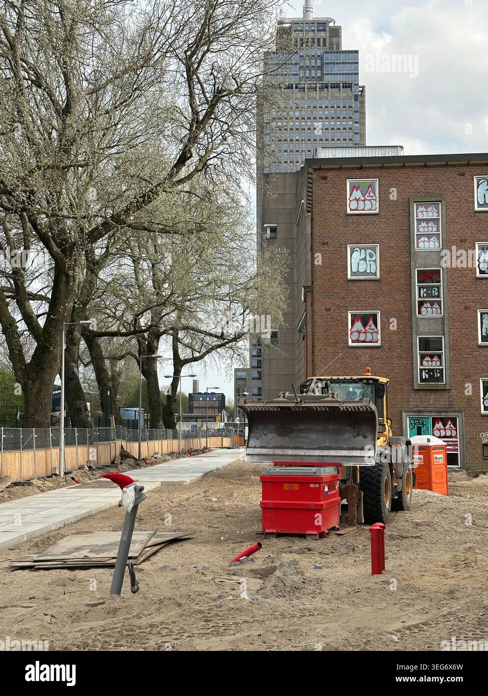 Chantier à Amsterdam. Destruction des anciens blocs de logement. Développement de logements urbains. Amsterdam, pays-Bas - Image de stock capturée avec un smartphone