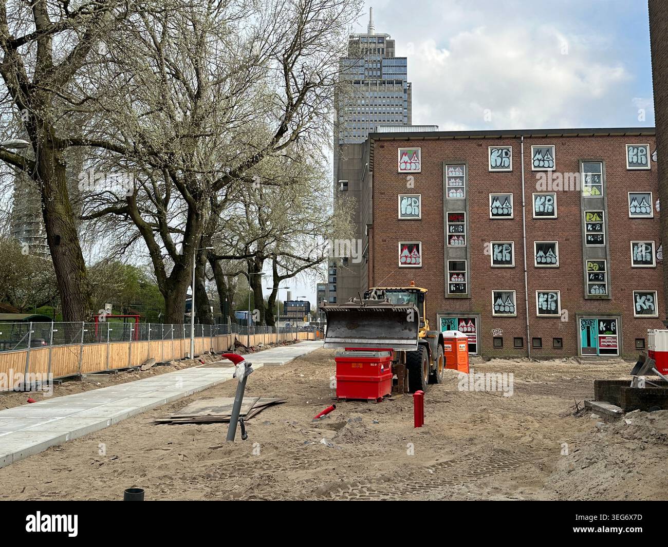 Chantier à Amsterdam. Destruction des anciens blocs de logement. Développement de logements urbains. Amsterdam, pays-Bas - Image de stock capturée avec un smartphone