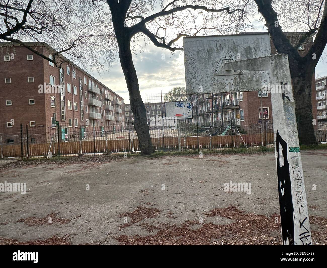 Chantier à Amsterdam. Destruction des anciens blocs de logement. Développement de logements urbains. Amsterdam, pays-Bas - Image de stock capturée avec un smartphone