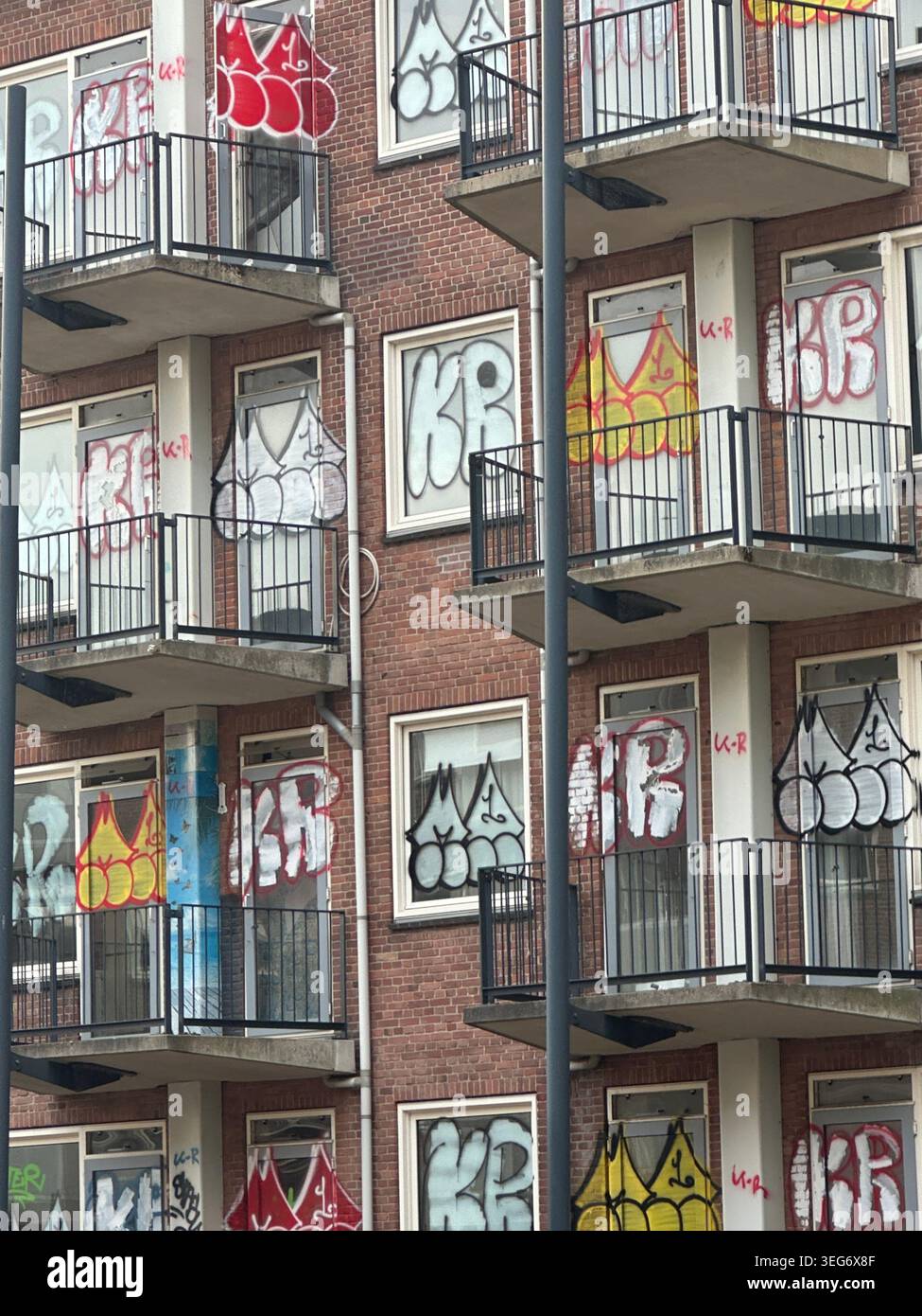 Chantier à Amsterdam. Destruction des anciens blocs de logement. Développement de logements urbains. Amsterdam, pays-Bas - Image de stock capturée avec un smartphone