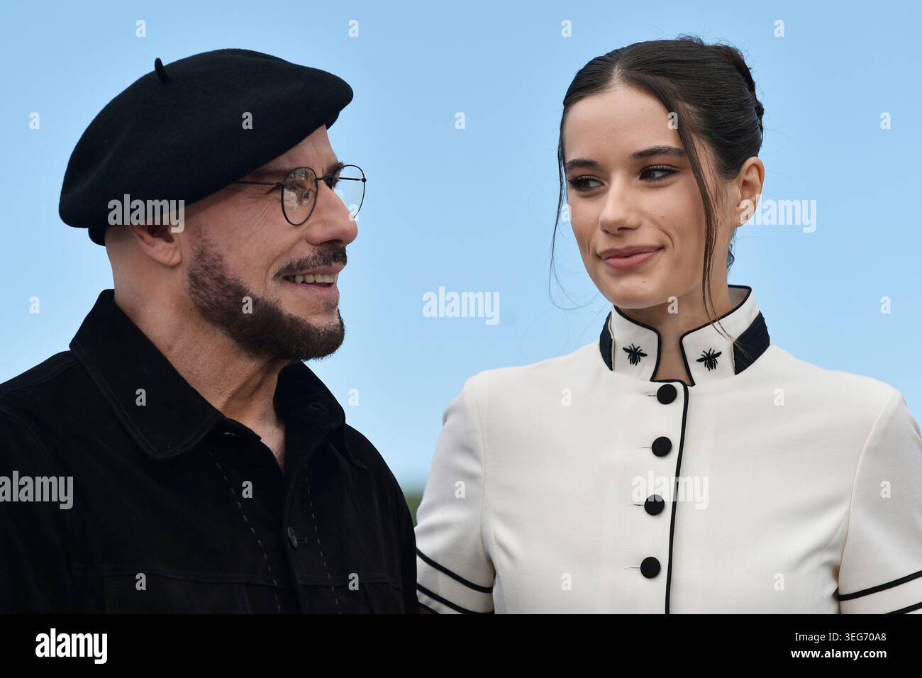 John Travolta et Ella Bleu Travolta, posant lors de la photocall à l’occasion de la 79ème édition du Festival de Cannes 2026 le 16 mai 2026 Banque D'Images