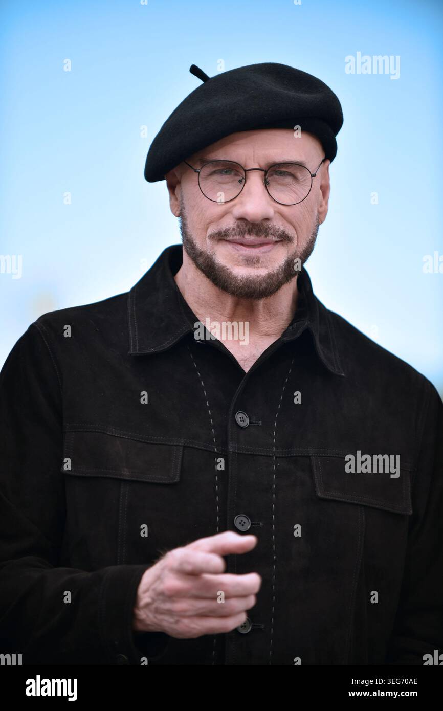 John Travolta posant lors de la photocall à l’occasion de la 79ème édition du Festival de Cannes 2026 le 16 mai 2026 Banque D'Images