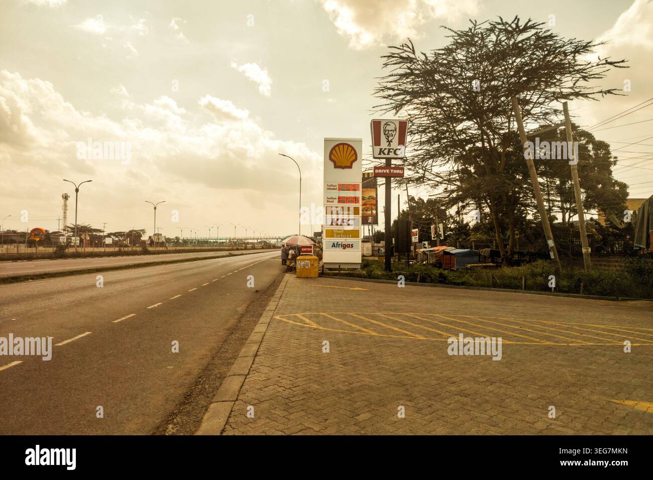 18 mai 2026, Syokimau, Kenya - Station-service Shell avec les prix actuels du carburant à côté d'une autoroute vide au Kenya pendant une grève élevée du transport de carburant au Kenya Banque D'Images