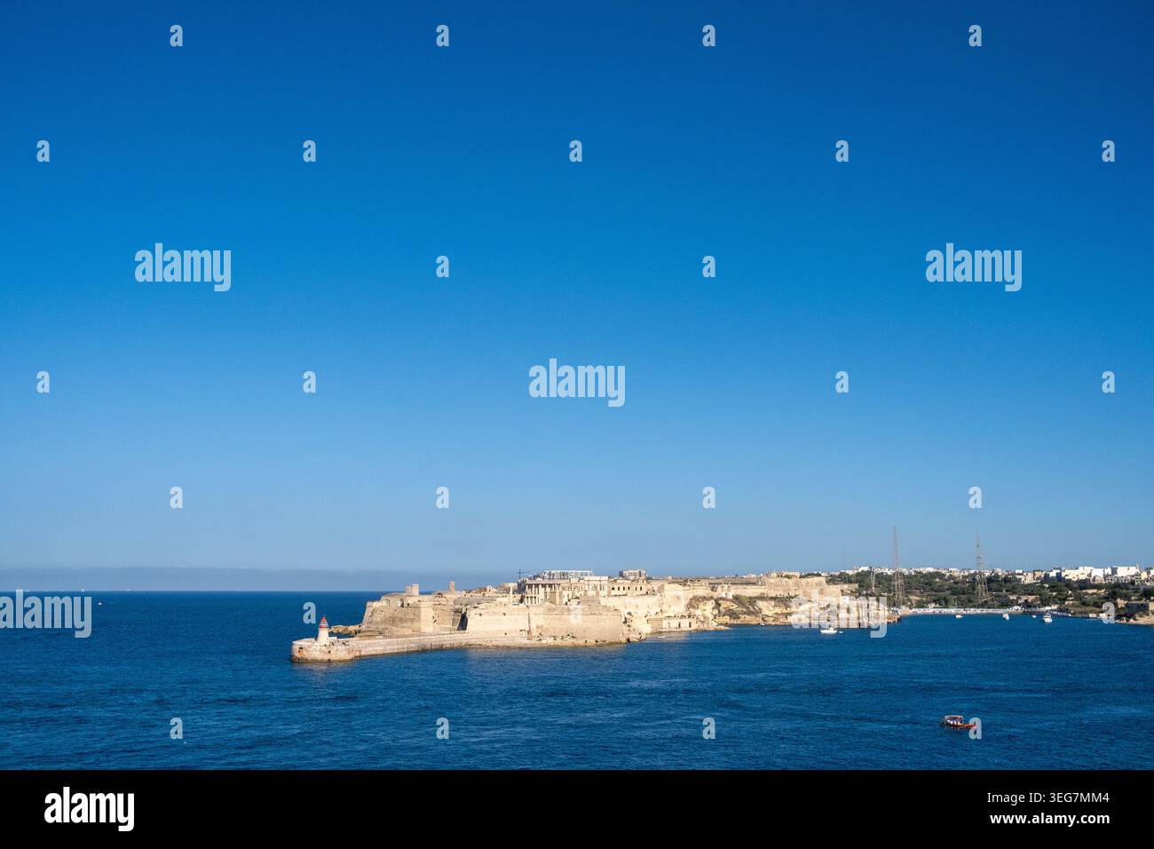 Vue de Ricasoli East Breakwater avec Fort Ricasoli à Kalkara à travers la mer Méditerranée depuis la Valette, Malte, le 5 août 2025. L'image montre un hi Banque D'Images