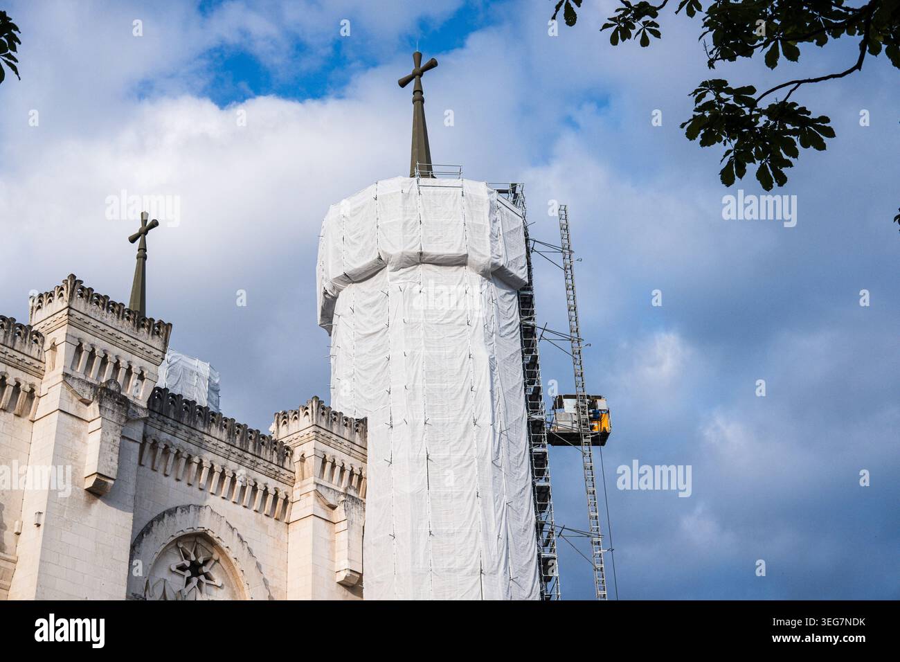 France, Lyon, 2026-05-18. Échafaudage érigé pour la restauration des tours de la Basilique de Fourvière. Banque D'Images