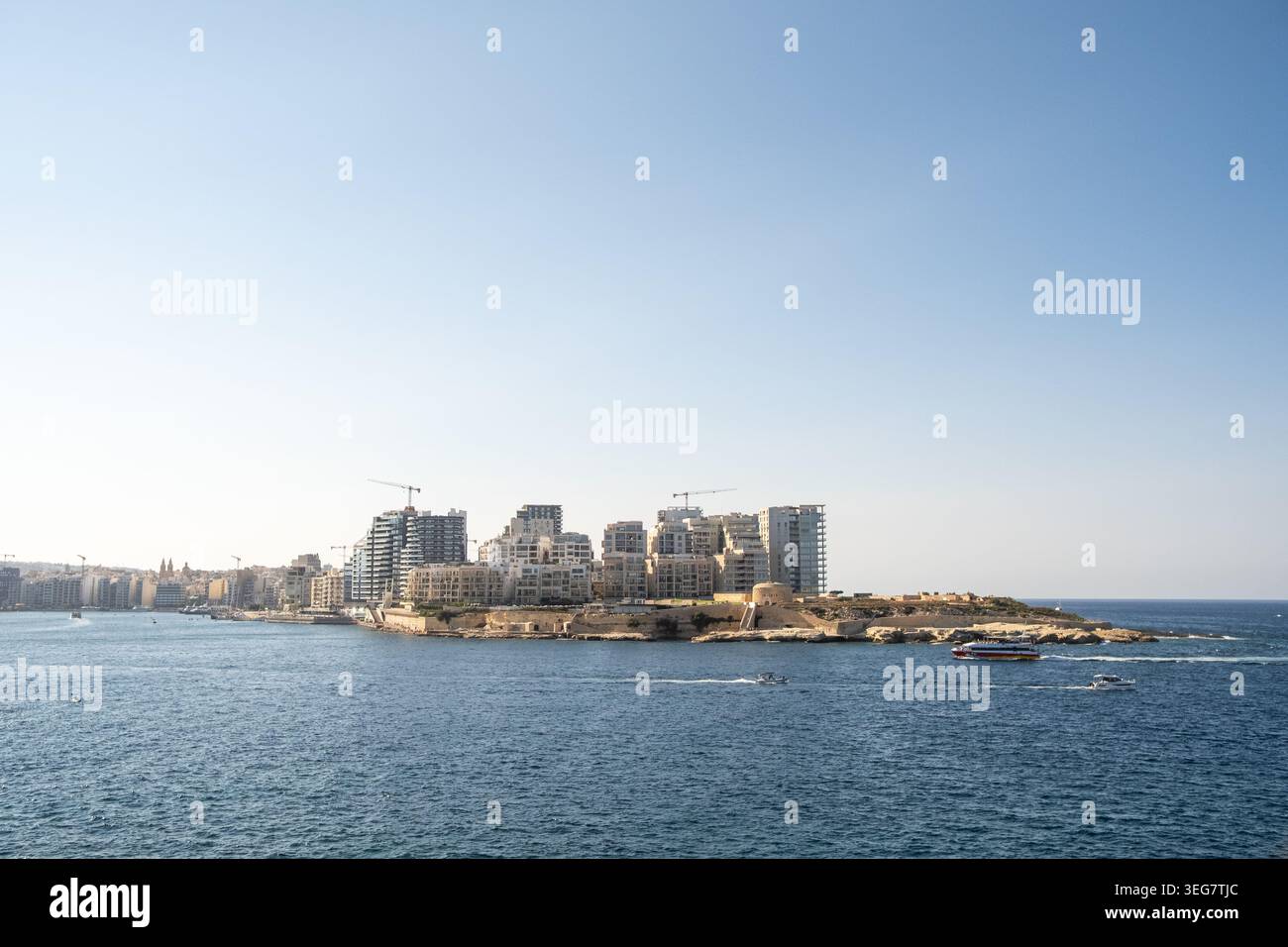 Vue de Ricasoli East Breakwater avec Fort Ricasoli à Kalkara vue de l'autre côté de la mer Méditerranée depuis la Valette, Malte, le 5 août 2025. L'image montre Banque D'Images