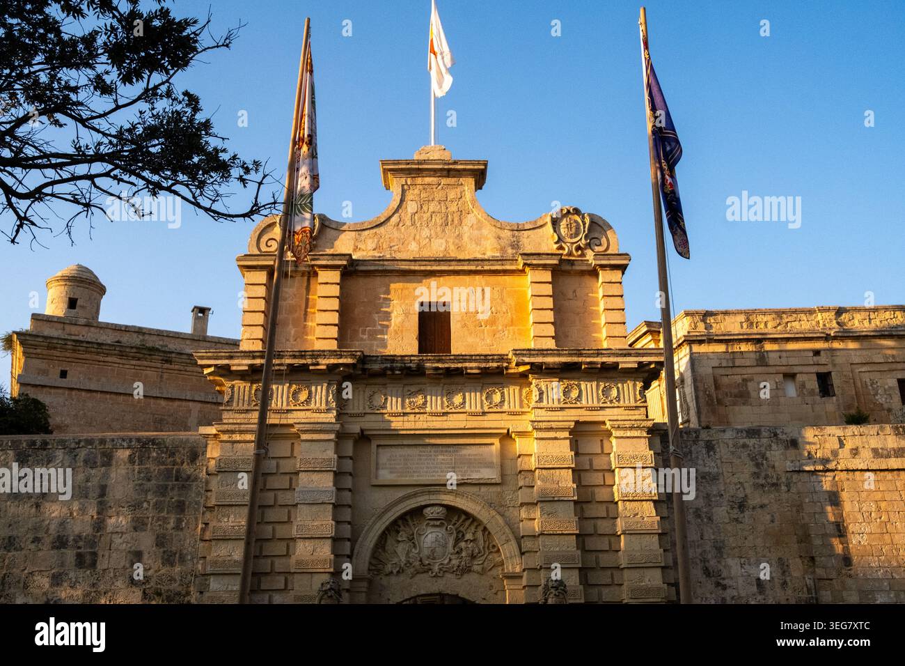 Une vue rapprochée montre la porte de Mdina, également connue sous le nom de porte principale ou porte de Vilhena, à l'entrée de la ville fortifiée de Mdina, Mdina, région de l'Ouest, mal Banque D'Images