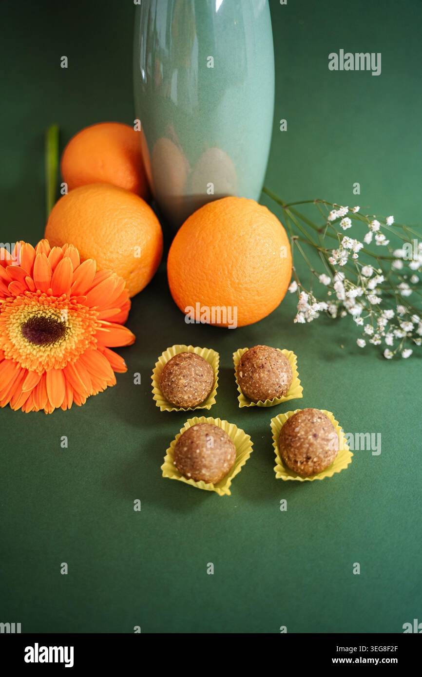 Boules d'énergie saine avec des oranges, gerbera Marguerite, et le souffle de bébé Banque D'Images