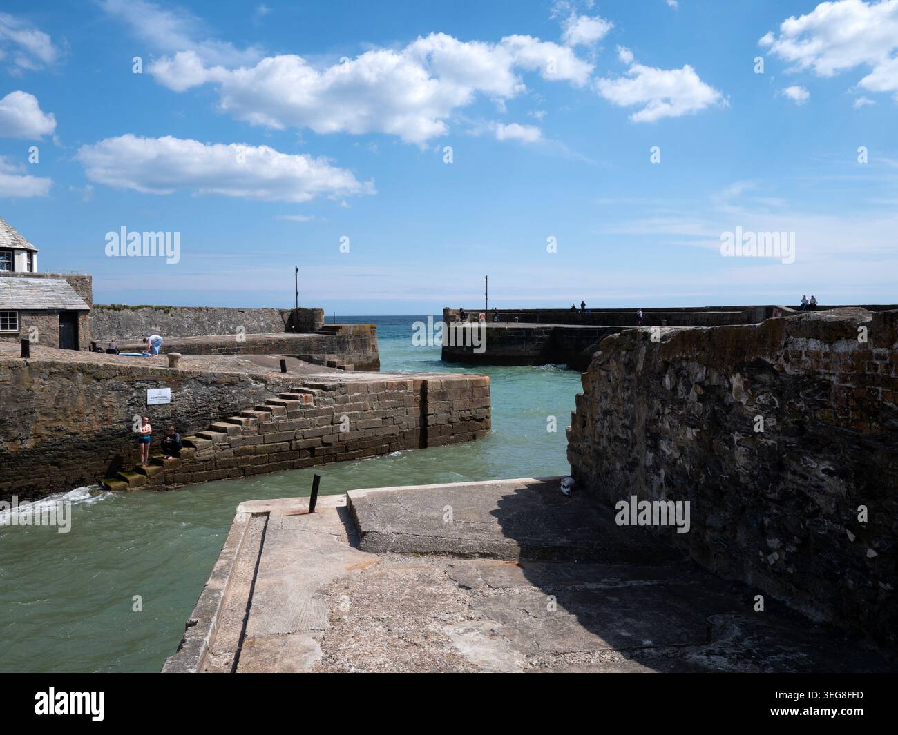 Les murs de pierre du port et le quai de Charlestown, un port de pêche pittoresque près de St Austell sur la côte sud de Cornouailles, en Angleterre. Banque D'Images