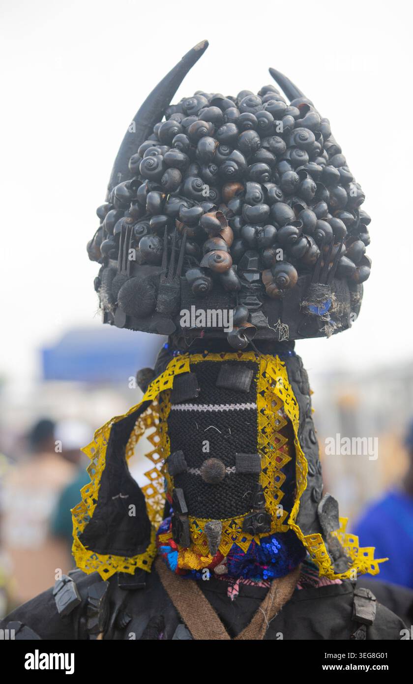Yoruba Egungun Mascarade affichant leur pouvoir magique lors du Festival mondial Egungun à Ibadan, dans l'État d'Oyo au Nigeria Banque D'Images