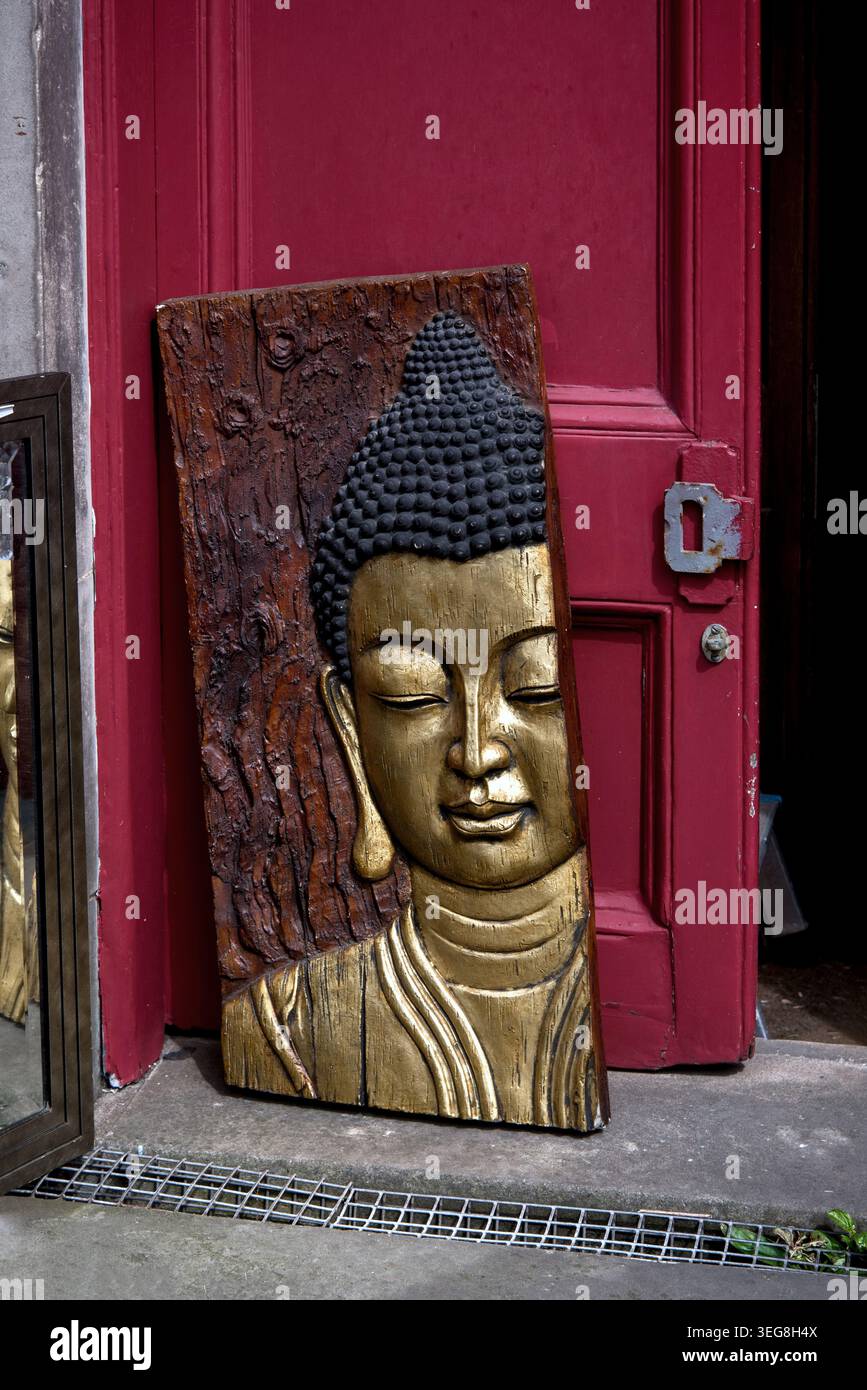Sculpture d'un Bouddha doré dans le bois devant un magasin d'antiquités dans Dundas Street dans la nouvelle ville d'Édimbourg. Banque D'Images