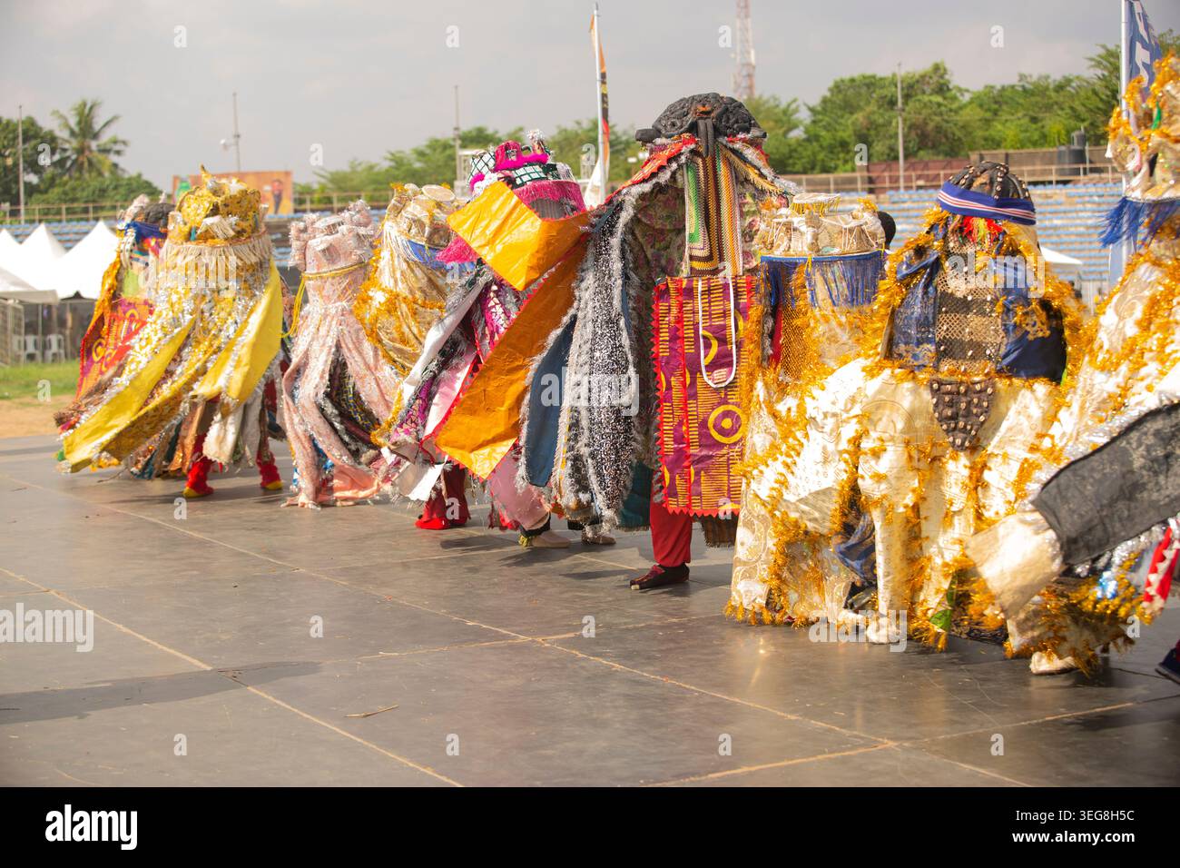 Yoruba Egungun Mascarade affichant leur pouvoir magique lors du Festival mondial Egungun à Ibadan, dans l'État d'Oyo au Nigeria Banque D'Images