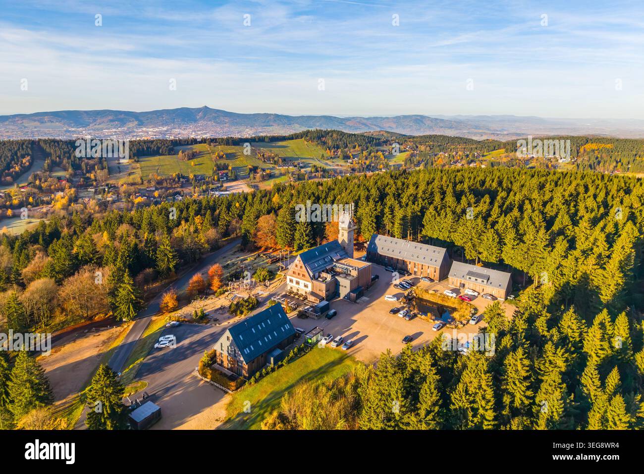 Le belvédère Kralovka offre une vue imprenable sur les montagnes de Jizera. Niché dans des couleurs automnales vibrantes, il invite les visiteurs à profiter de la beauté et de la tranquillité de la nature. Banque D'Images