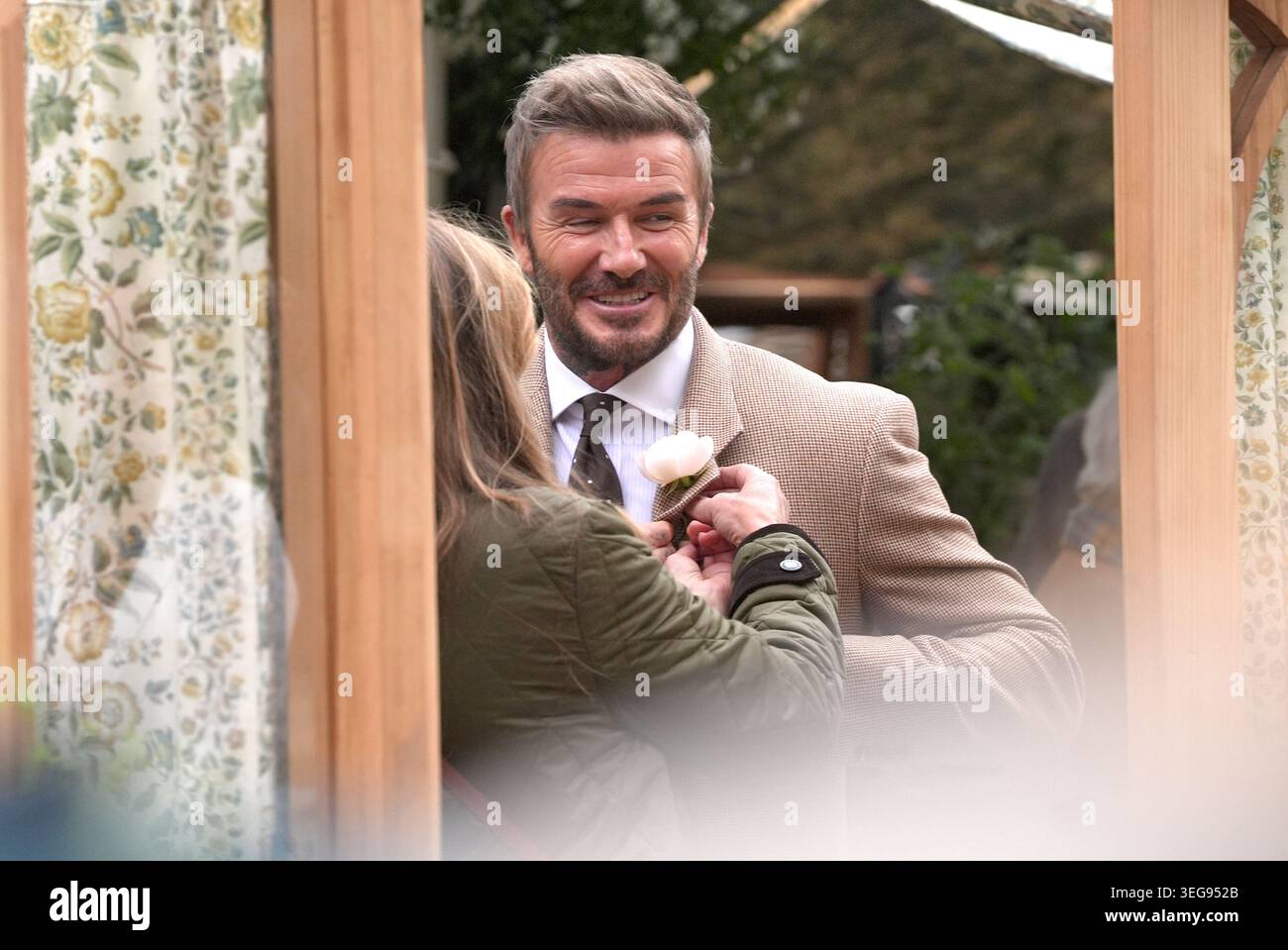 Sir David Beckham sourit alors qu'on lui donne sa rose Sir David Beckham à porter dans sa boutonnière au RHS Chelsea Flower Show, au Royal Hospital Chelsea à Londres. Date de la photo : lundi 18 mai 2026. Banque D'Images