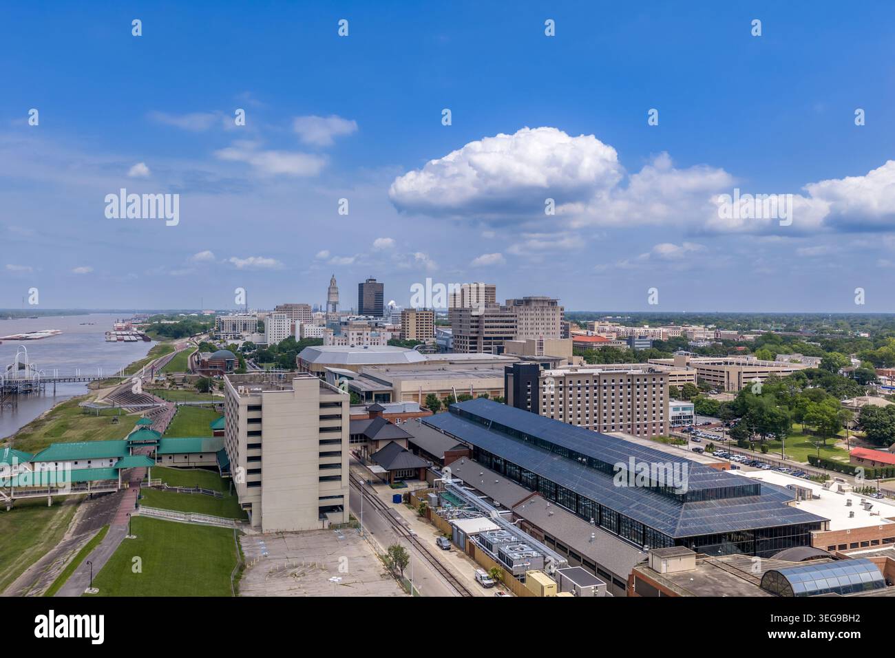 Photographie aérienne par drone du centre-ville de Baton Rouge, Louisiane, montrant le quartier riverain de la ville avec l'exposition fac du Baton Rouge River Center Banque D'Images