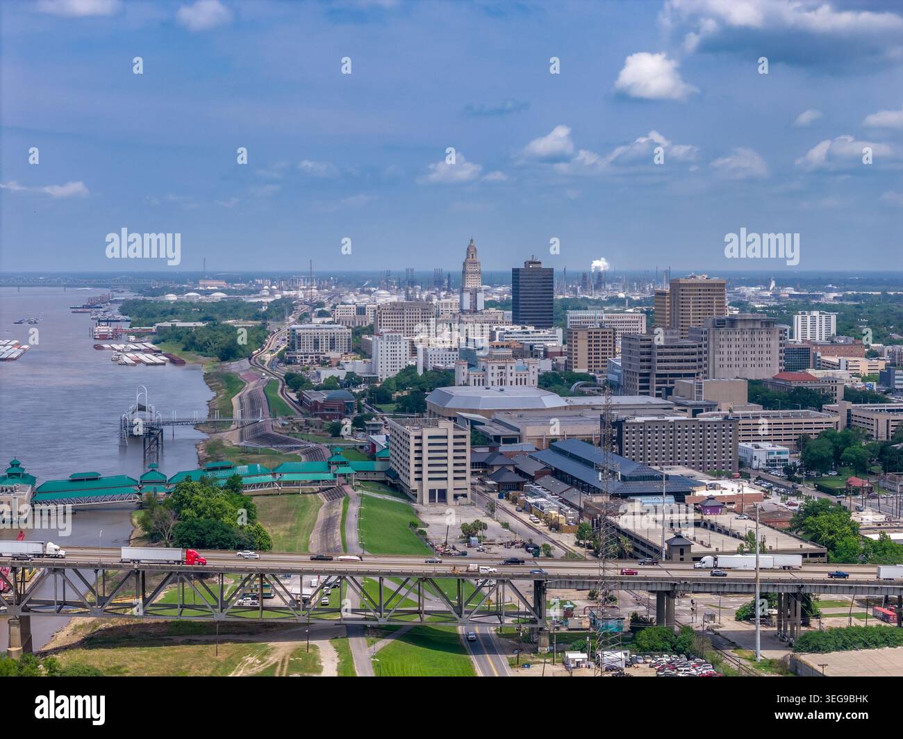 Une photographie aérienne par drone du centre-ville de Baton Rouge, en Louisiane, regardant en aval le long du fleuve Mississippi, montrant la route surélevée et le chemin de fer Banque D'Images