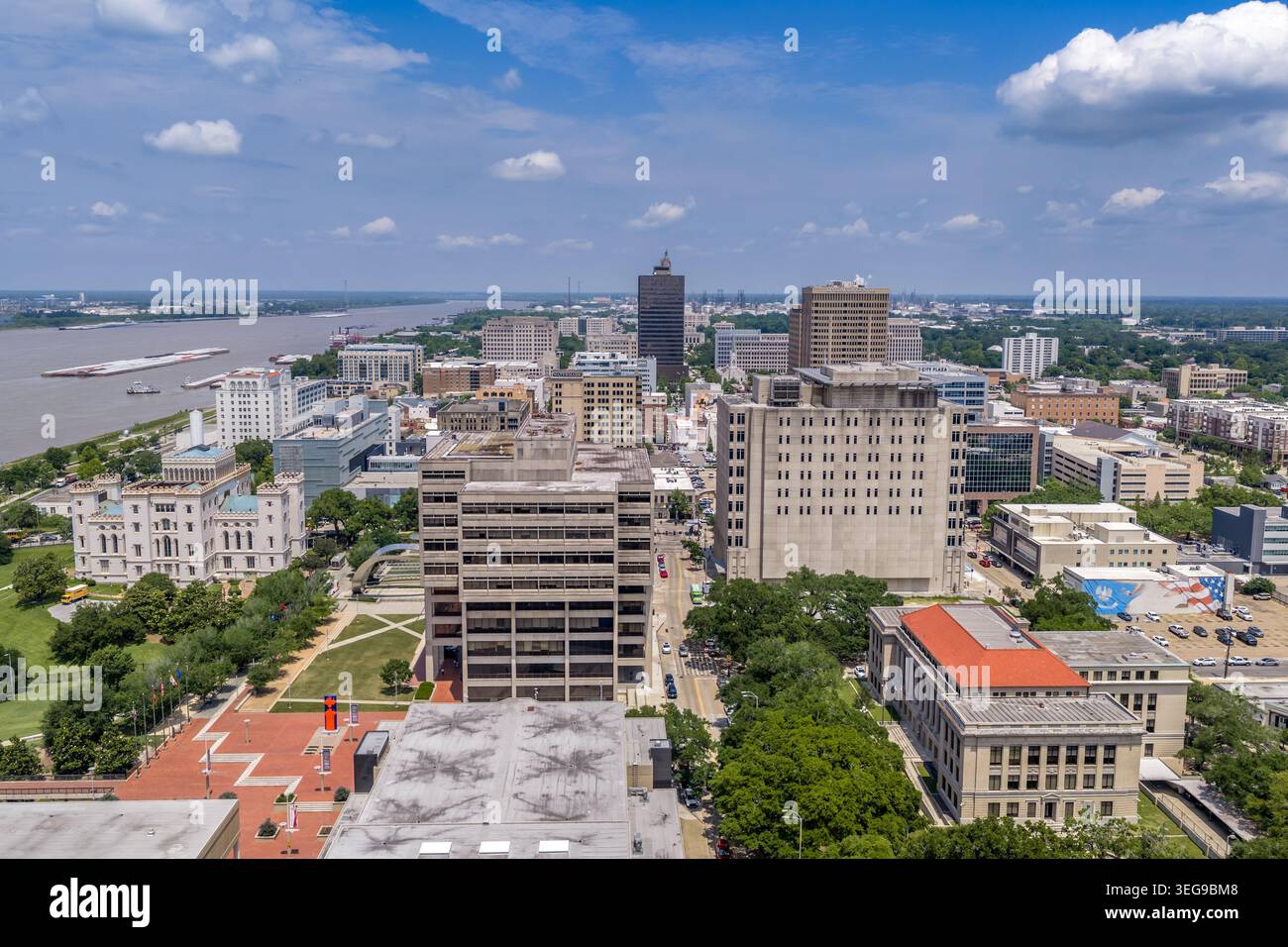 Une photographie aérienne par drone du gouvernement et du quartier civique du centre-ville de Baton Rouge, en Louisiane, montrant l'ancien Capitole de l'État de Louisiane (le Gothi Banque D'Images